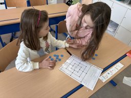 Les Ouistitis découvrent le jeu du moulin